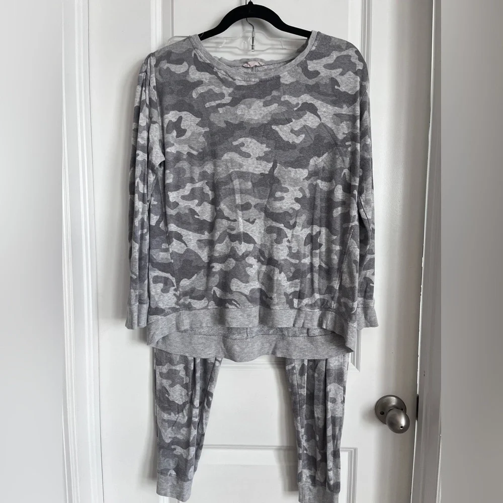 Jane and Delancey Gray Camo Lounge knit sweatshirt top Size medium - Picture 1 of 5
